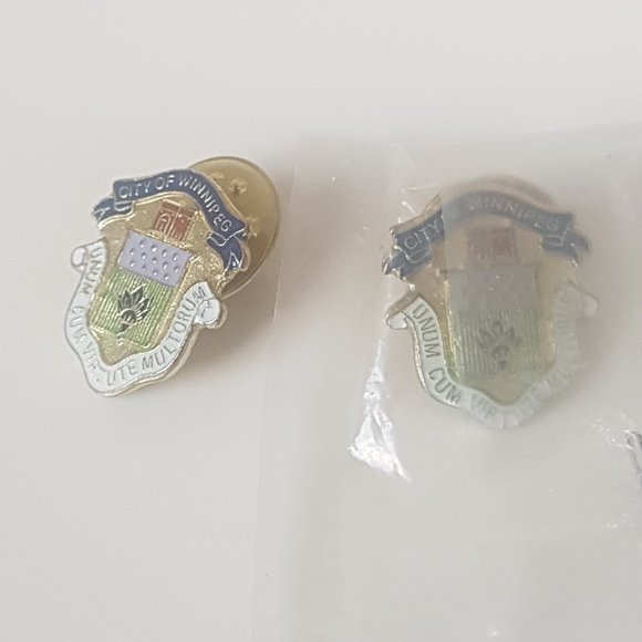💲5️⃣ in 🛍️of2+  [FIDLER] City of Winnipeg Crest Pin - Picture 4 of 10